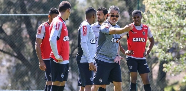 Após uma hora de conversa Fred se junta a Robinho no banco do Atlético