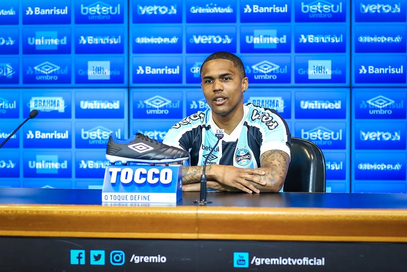 Douglas Costa se desculpa torcida do Grêmio e destaca desejo de