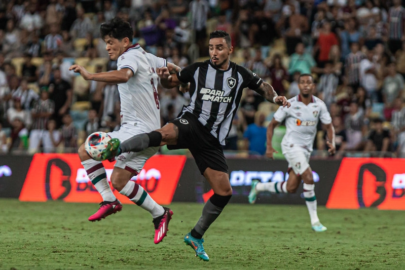 Brigando pela liderança Botafogo e Fluminense se enfrentam no Nilton