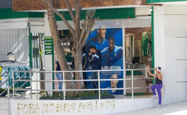 Torcida picha muro de novo estádio do Palmeiras após derrota no