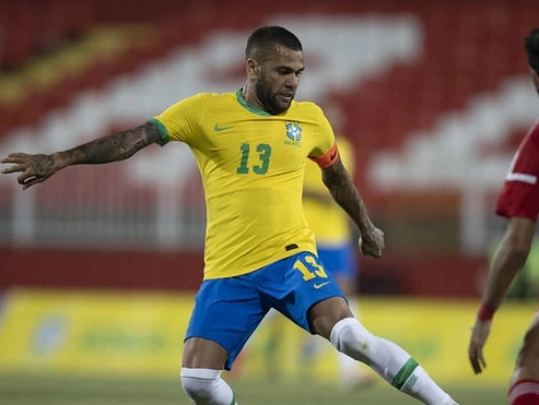 Na Espanha Daniel Alves é condenado a quatro anos e seis meses por