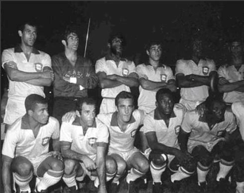 Em pé: Carlos Alberto Torres, Félix, Djalma Dias, Clodoaldo, Joel Camargo e Rildo. Agachados: Jairzinho, Gérson, Toninho Guerreiro, Pelé e Edu.