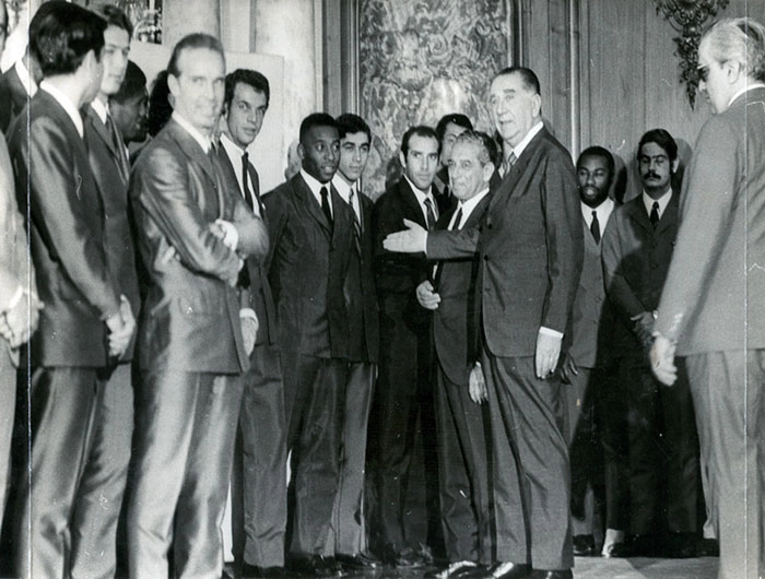 Abaixo, na foto, o presidente Emílio Garrastazu Médici, recebeu os campeões do mundo de 1970. 