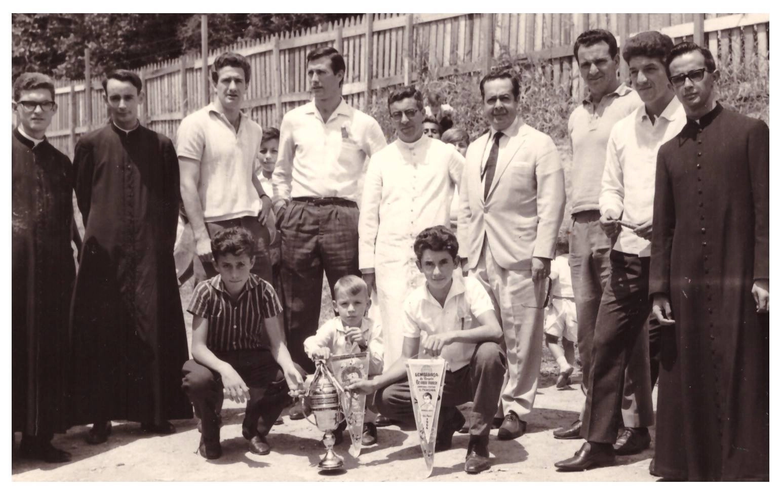 A foto é de 15 de novembro de 1964. Nela estão da, esquerda para direita, em pé, Mosquito, jogador de basquete, o terceiro, Bellini o quarto, Poy é o sétimo e Roberto Dias o oitavo. O internauta Wilson Tannuri, com oito anos, está lá atrás, entre Mosquito e Bellini. Esta foto foi tirada em um colégio de padres na zona norte de São Paulo. Foto: Wilson Tannuri