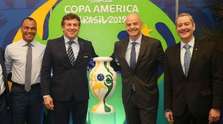 Cafu e os presidentes Alejandro Dominguez (Conmebol), Gianni Infantino (Fifa) e Rogério Caboclo (CBF).Foto: Danilo Matsukawa/CONMEBOL Copa América/Via UOL