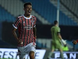 Atacante argentino marcou duas vezes contra o Racing e garantiu a classificação tricolor na Libertadores. Foto: Staff Images/Conmebol
