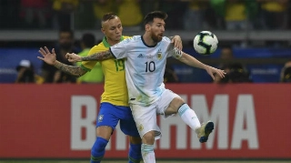 Argentinos reclamam de dois pênaltis não marcados na vitória brasileira da semifinal. Foto: Pedro Ugarte/AFP/Via UOL
