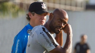 Atacante Vagner Love sofreu uma pancada no treino, mas não tem lesão. Foto: Daniel Augusto Jr/Ag. Corinthians/Via UOL