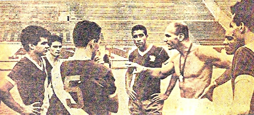 Durante treino do Vasco, Écio é o primeiro à esquerda. Sem camisa, o saudoso Paulo Amaral. O primeiro à direita é Barbosinha
