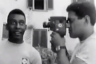 Pelé é filmado por Garrincha na cidade do Sul de Minas em abril de 1966. Foto: Reprodução