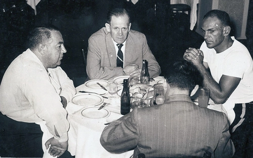 Feola e Paulo Amaral (com as mãos postas). De terno, de frente, está o ex-supervisor da Seleção Brasileira nas Copas de 1958, 1962 e 1966, Carlos Nascimento.