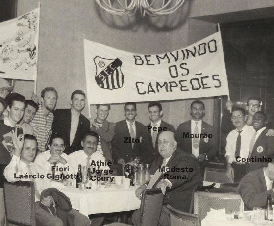 Santistas reunidos na década de 60. Foto publicada no Facebook da ASSOPHIS