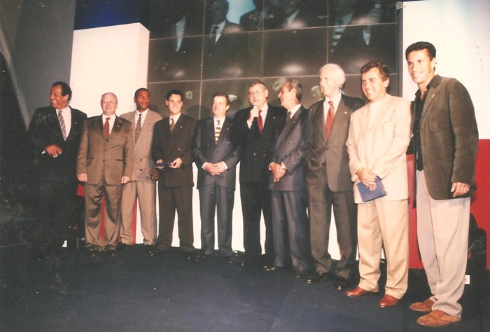 Evento do Banco CCF (depois HSBC), em 1998. Da esquerda para a direita: o primeiro é Carlos Alberto Torres, o terceiro é Ronaldão e o sexto é Milton Neves seguido por Gylmar, Bellini, Nelsinho Baptista e Careca