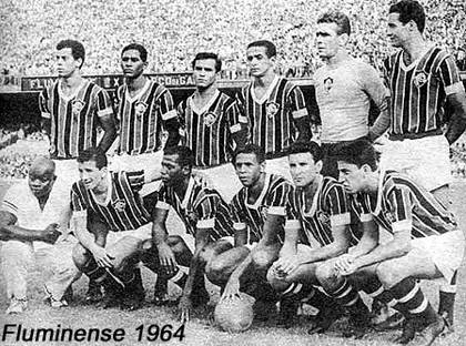 Em pé: Carlos Alberto Torres, Valdez, Tito, Altair, Castilho e Procópio. Agachados: massagista Santana, Amoroso, Denílson, Ubiraci, Joaquinzinho e Gilson.