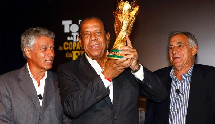 Clodoaldo, Carlos Alberto Torres e o saudoso Félix, posam com a Copa do Mundo. Foto: UOL