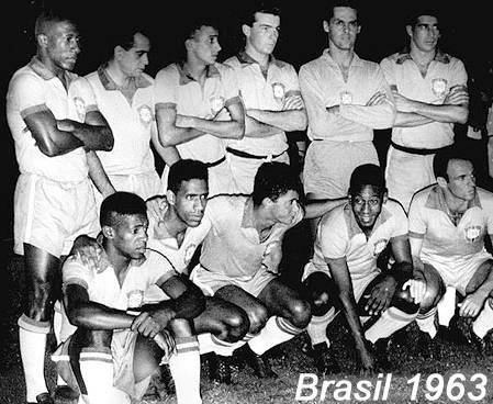 Veja a Seleção Brasileira campeã da Copa Rocca, em 1963, batendo a Argentina por 5 a 2, no Maracanã.Uma foto rara em uma das poucas vezes que Pelé e Amarildo atuaram juntos. Os gols do Brasil foram marcados justamente pelos dois (três fora do Rei). Enrique Fernandez e Mário Rodriguez descontaram para a Argentina. Em pé: Djalma Santos, Zito, Altair, Cláudio Danni, Gylmar e Mauro. Agachados: Dorval, Mengálvio Amarildo, Pelé e Pepe.