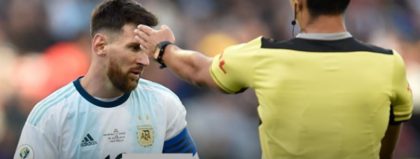 Messi foi expulso pelo árbitro Mario Díaz na disputa de terceiro lugar. Foto: Douglas Magno/AFP/Via UOL