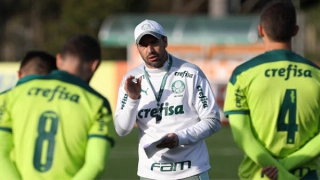 Abel Ferreira orienta seus comandados no CT da Barra Funda. Foto: Cesar Greco/Palmeiras