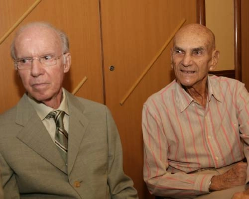 Zagallo e Paulo Amaral, em momento registrado em 2006 em um hotel perto da sede da CBF, no Rio. O preparador-físico da seleção nas Copas de 58 e 62 morreu dois anos depois. Foto: CBF News