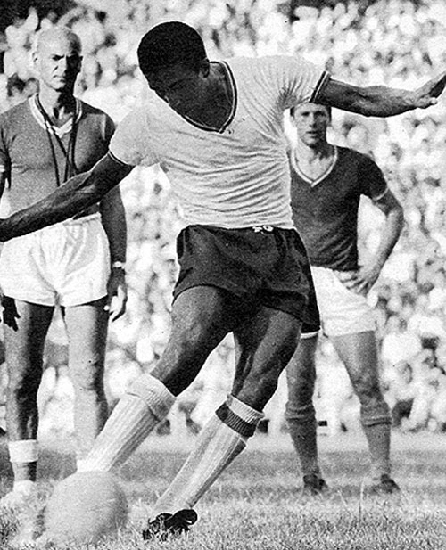 Flávio, com a bola, durante treino da Seleção Brasileira em 1966. Atrás, apitando a 