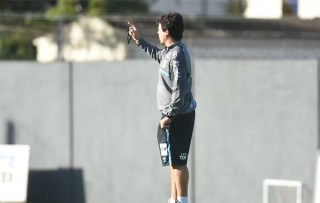 Fernando Diniz comandando treino no CT Rei Pelé. Foto: Divulgação/Santos F.C