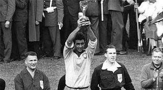 Erguendo a taça Jules Rimet no Chile. Foto: Divulgação/CBF