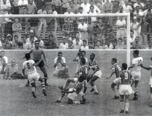 Clássico entre Fluminense e Bangu em 1963 no Maracanã. Estão no lance tentando o gol pelo Bangu, Bianchini (camisa 8) e Roberto Pinto (10). Tentando afastar o perigo da zaga Tricolor vemos Joaquinzinho (9), Altair (6), Oldair (4) e Castilho (sob a trave). No fundo da foto, a saudosa geral do maior estádio do mundo