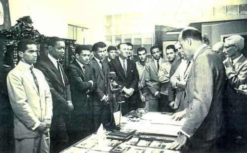 Apresentação dos jogadores convocados pela Seleção Brasileira para excursão à Europa. Observem como a reunião de parte da delegação brasileira, mesmo com dois títulos mundiais (1958 e 1962) era improvisada, em sala apertada no dia 25 de maio de 1965. Da esquerda para a direita: Fefeu, Sebastião Leônidas, Garrincha, Jairzinho, Murilo, um diretor da CBD, Orlando Peçanha (atrás), Gérson, Altair, Bianchini, Doutor Hilton Gosling (médico da Seleção), senhor Ernesto Santos (dirigente) e João Havelange, então presidente da CBD.