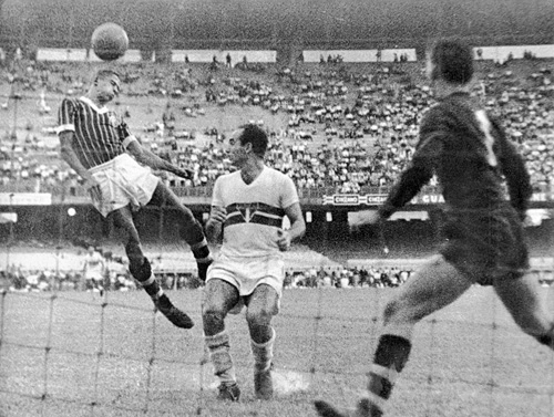 Fluminense x São Paulo, em 1960, no Maracanã: Altair salta para afastar o perigo da meta de Castilho. Dino observa.