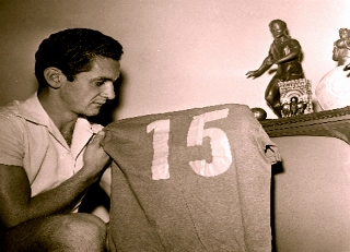 Com a camisa que utilizou na final da Copa de 58; Foto: Tardes de Pacaembu