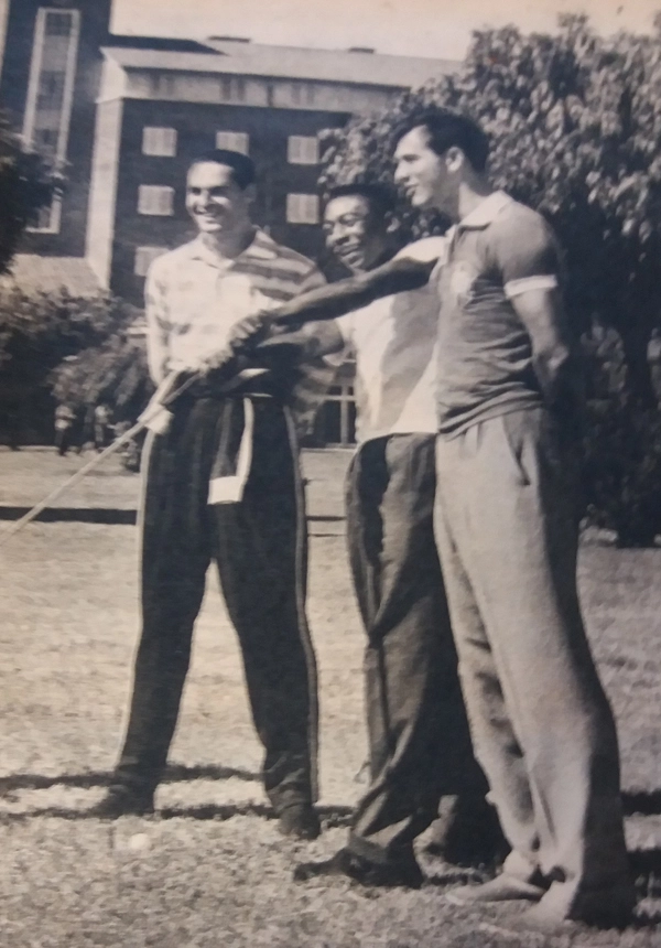 Gylmar, Pelé e Bellini se arriscando no golfe, na concentração da seleção brasileira durante o Sul-Americano de 1959. A Foto é da Revista Manchete Esportiva, 174