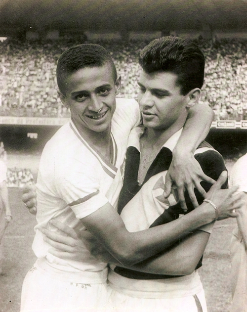 Fluminense e Vasco em 1960 no Maracanã. Lado a lado o tricolor Altair e o vascaíno Ecio