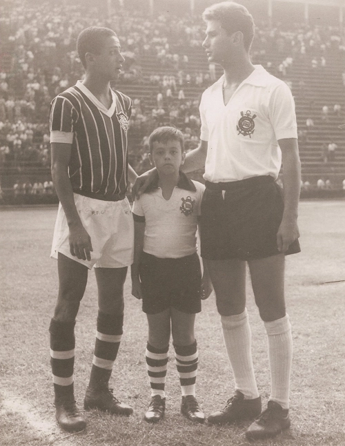 Altair com o zagueiro Eduardo, do Corinthians, no Pacaembu. O mascote é Luiz Carlos de Oliveira, a quem agradecemos por ter mandado esta bela foto