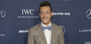 Özil se recupera de uma cirurgia no joelho