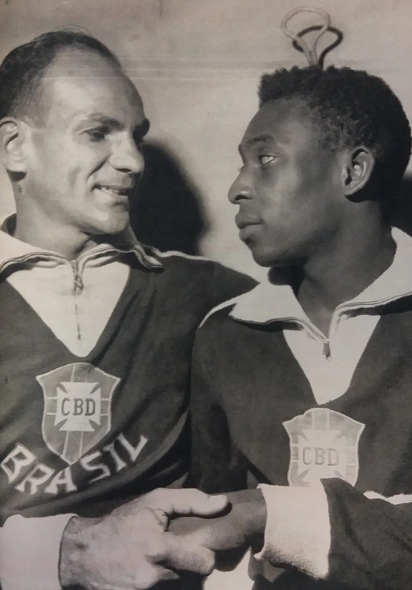 Pelé ao lado do preparador físico Paulo Amaral, em foto da Revista Manchete Esportiva, 177, de 1959