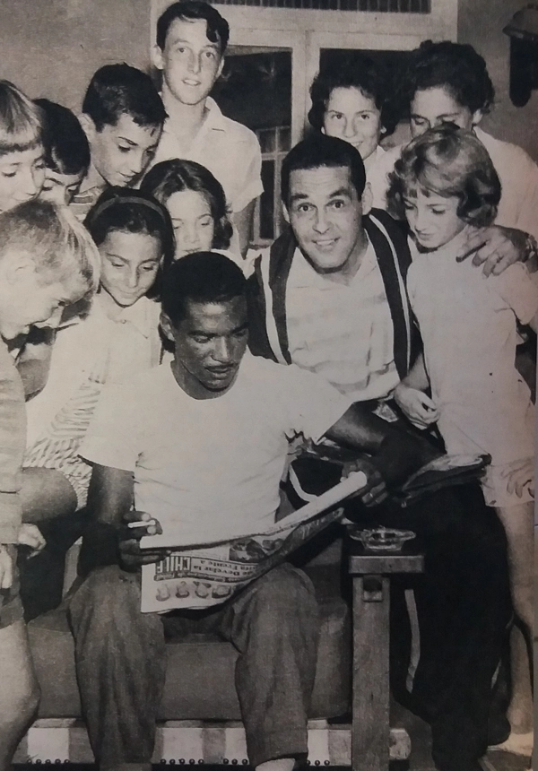 Didi lendo jornal na concentração da seleção, durante o Sul-Americano de 1959, em Buenos Aires. A foto é da Revista Manchete Esportiva, 174, de 1959