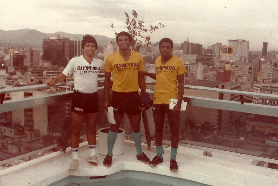 Em 1983, no Japão, com o Grêmio, o preparador físico Julio Espinosa ao lado de Tarciso e Paulo Isidoro. Foto: arquivo pessoal de Julio Espinosa