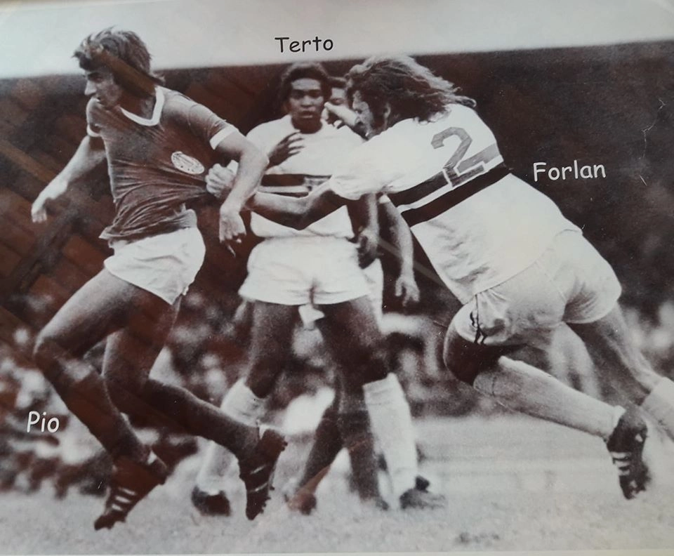 Nos anos 70, duelo entre Palmeiras e São Paulo no Morumbi. Pio tem sua camisa puxada pelo zagueiro Pablo Forlán. Ao fundo, no centro, Terto. Foto: arquivo pessoal de Pio