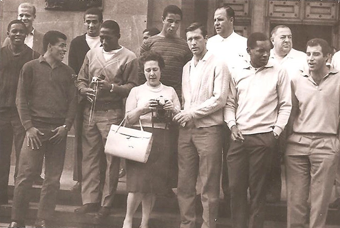 Em Moscou, em frente ao hotel em que a Seleção Brasileira estava hospedada, em 1966. Atrás, da esquerda para a direita:  Ademir da Guia, Altair, Flávio, Dr. Hilton Gosling e Vicente Feola. À frente: Paraná, Jairzinho, Djalma Santos, a intérprete, Bellini, Sebastião Leônidas e Gérson. Foto: arquivo pessoal de Valdir Joaquim de Moraes