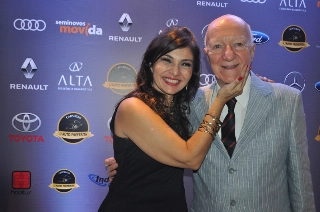 Claudia, idealizadora da premiação, ao lado do pai, Claudio Carsughi. Foto: Marcos Júnior Micheletti/Portal TT