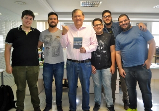 Os então estudantes com Milton, na redação do Portal Terceiro Tempo. Foto: Marcos Júnior Micheletti/Portal Terceiro Tempo