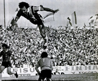 Comemorando com uma desastrosa cambalhota o gol que deu o título gaúcho diante do Inter. Foto: Revista Placar
