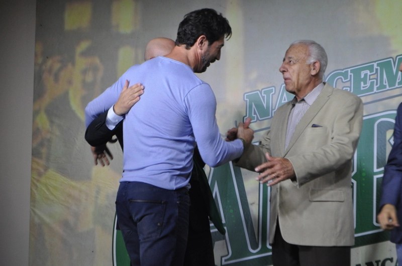 S&eacute;rgio, sendo abra&ccedil;ado por Mauricio Galiotte, ao lado de Seraphim Del Grande, em 29 de setembro de 2017, na Festa de Veteranos do Palmeiras, no Restaurante Jardim Suspenso, no Palestra It&aacute;lia. Foto: Marcos J&uacute;nior Micheletti/Portal TT
