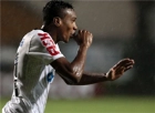 Vendido há 2 semanas, Edenilson faz bate-volta e negocia com Corinthians