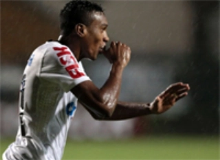 Vendido há 2 semanas, Edenilson faz bate-volta e negocia com Corinthians