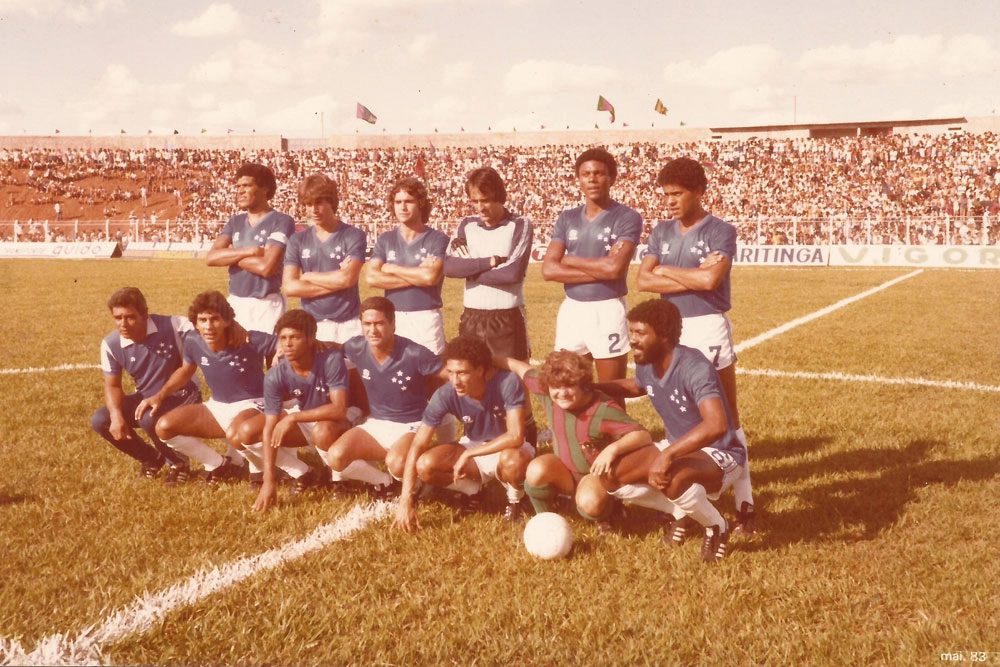 Cruzeiro em amistoso com vitória sobre o Taquaritinga, por 5 a 2, em 1º de maio de 1983. Em pé: Aílton, Douglas, Alves, Vítor, Silva e Luis Cosme. Agachados: Edmar, Eduardo, Palhinha, Tostão e Mauro