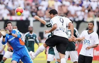 Atacante marcou nos acréscimos e evitou derrota para o maior rival. Foto: Reproução/YouTube