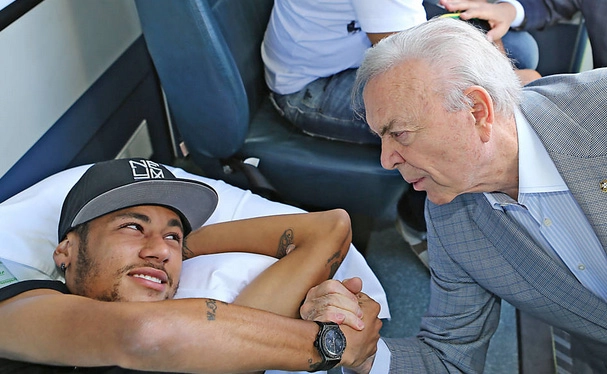 Em 5 de julho de 2014, Neymar recebe apoio de José Maria Marin após lesão sofrida no jogo contra a Colômbia, durante a Copa. Foto: UOL
