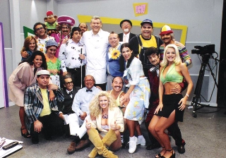Com a turma de atores e atrizes da emissora da Barra Funda em 2001. Foto: Divulga&ccedil;&atilde;o