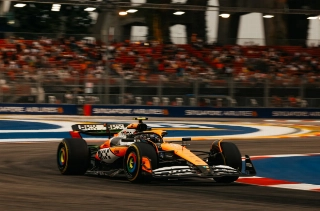 O britânico fez um grande trabalho em Marina Bay. Foto: McLarenF1